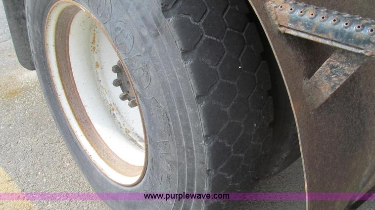 image for item E3862 1997 International 4900 CrewCab dump truck