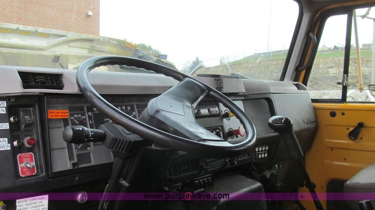 image for item E3862 1997 International 4900 CrewCab dump truck