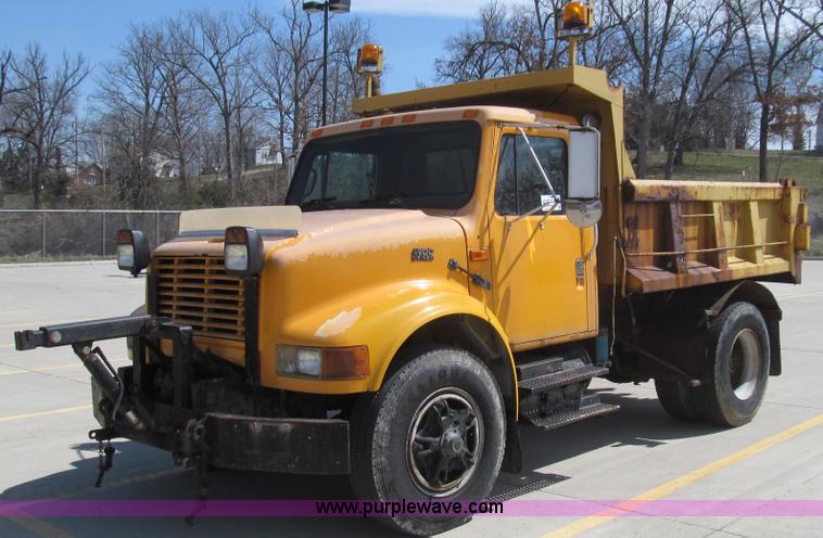 image for item E3863 1995 International 4900 dump truck