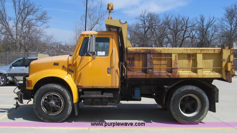 image for item E3863 1995 International 4900 dump truck