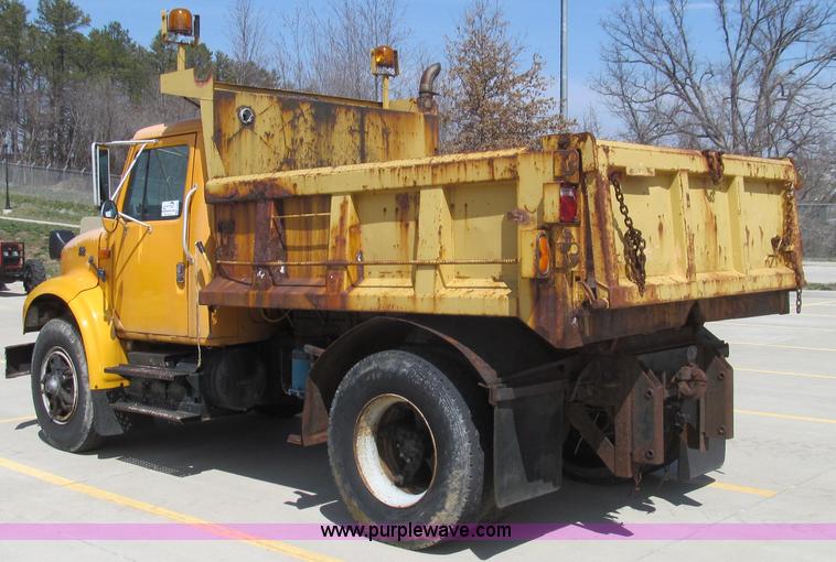 image for item E3863 1995 International 4900 dump truck