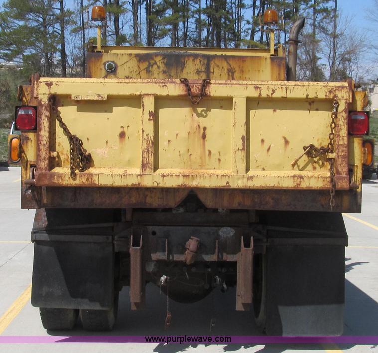 image for item E3863 1995 International 4900 dump truck