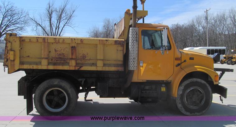 image for item E3863 1995 International 4900 dump truck