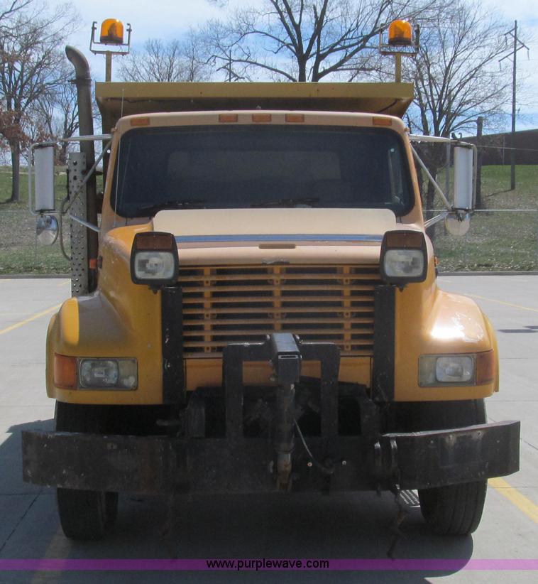 image for item E3863 1995 International 4900 dump truck