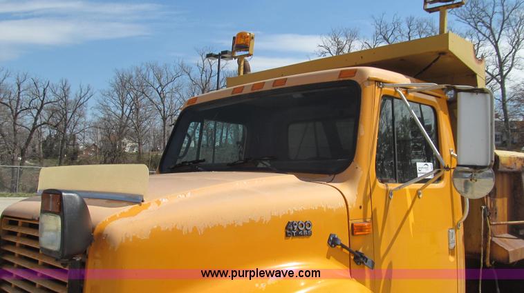 image for item E3863 1995 International 4900 dump truck