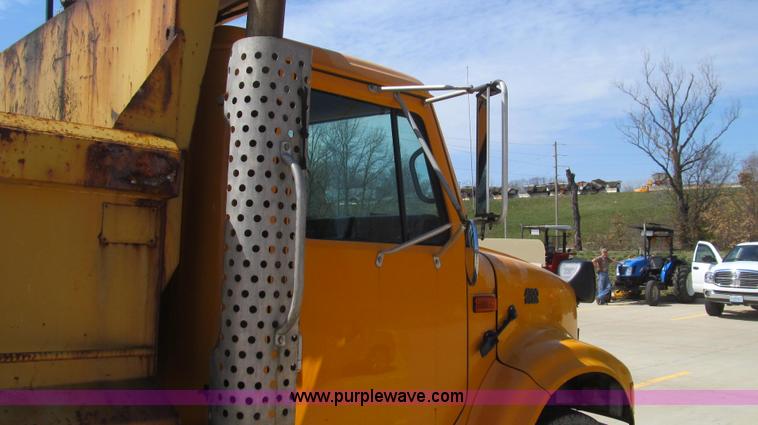 image for item E3863 1995 International 4900 dump truck