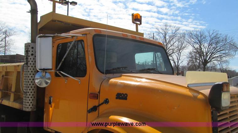image for item E3863 1995 International 4900 dump truck