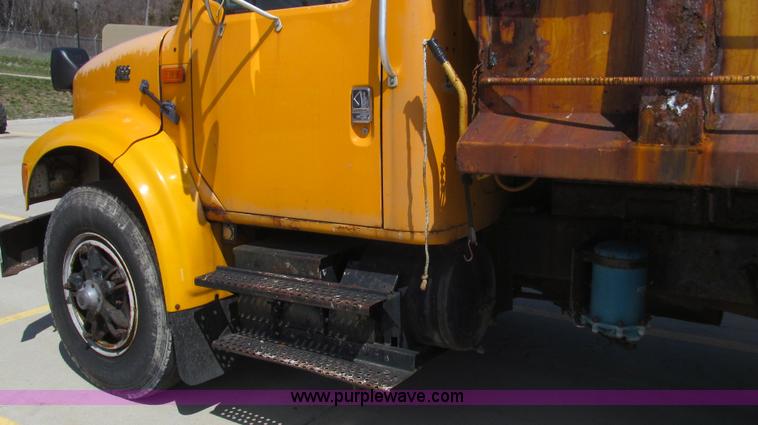 image for item E3863 1995 International 4900 dump truck