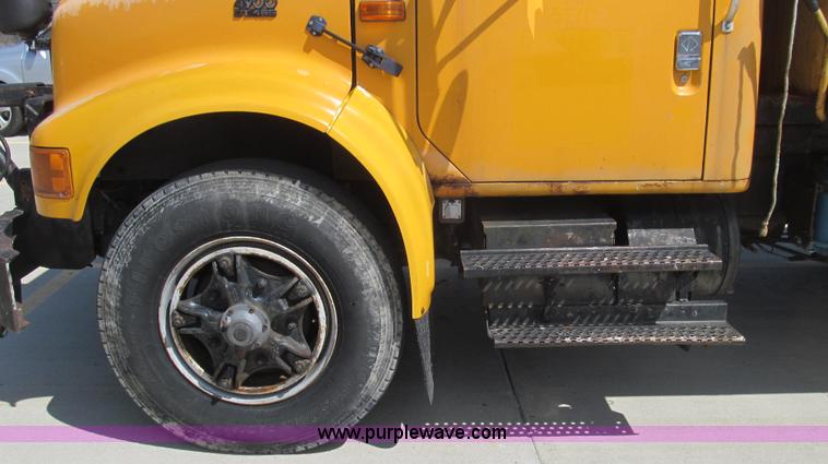 image for item E3863 1995 International 4900 dump truck
