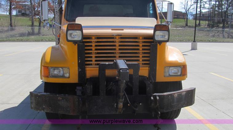 image for item E3863 1995 International 4900 dump truck