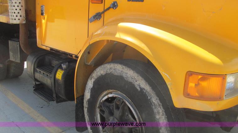 image for item E3863 1995 International 4900 dump truck