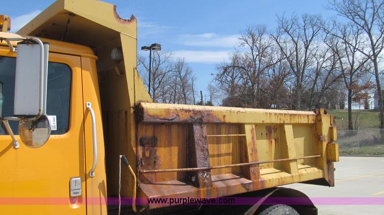 image for item E3863 1995 International 4900 dump truck
