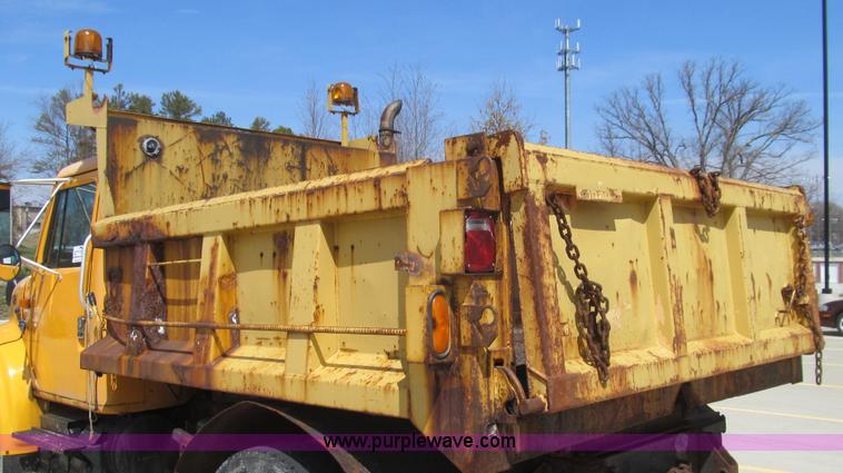 image for item E3863 1995 International 4900 dump truck