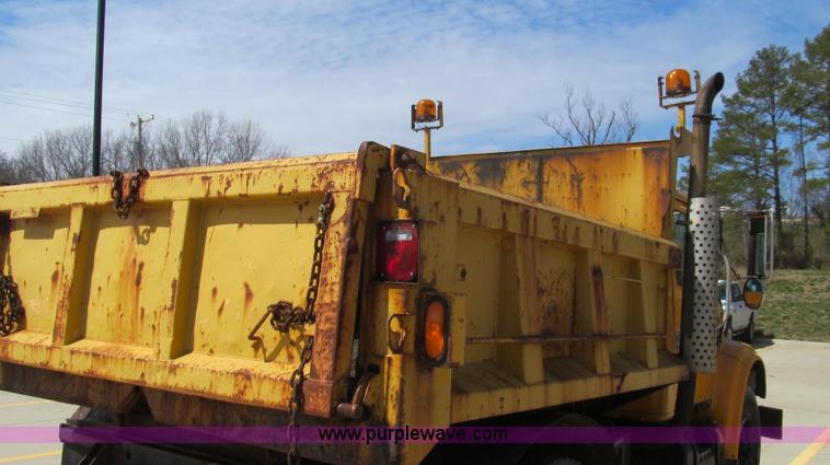 image for item E3863 1995 International 4900 dump truck