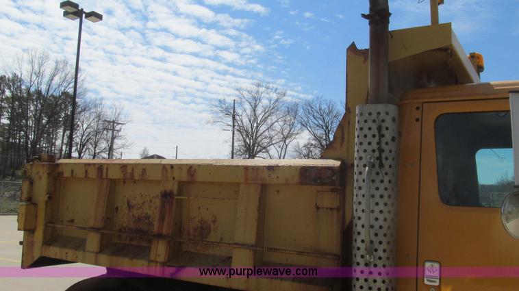 image for item E3863 1995 International 4900 dump truck