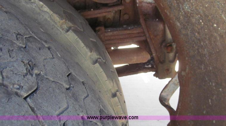 image for item E3863 1995 International 4900 dump truck