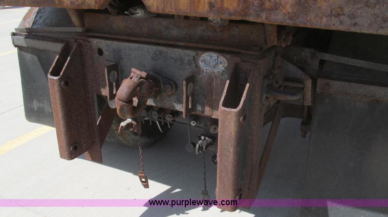 image for item E3863 1995 International 4900 dump truck