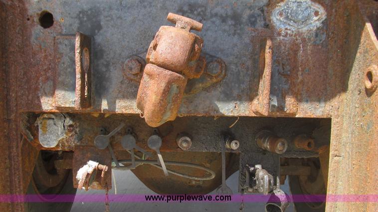 image for item E3863 1995 International 4900 dump truck