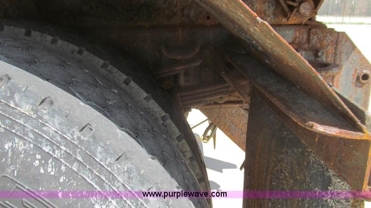 image for item E3863 1995 International 4900 dump truck