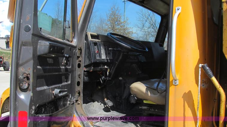 image for item E3863 1995 International 4900 dump truck