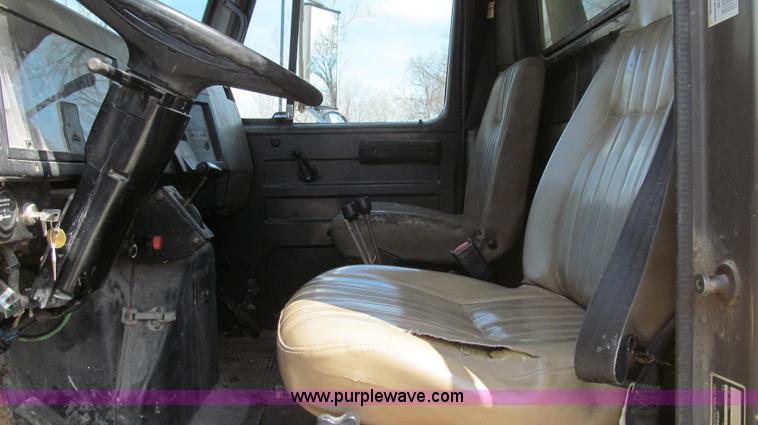 image for item E3863 1995 International 4900 dump truck