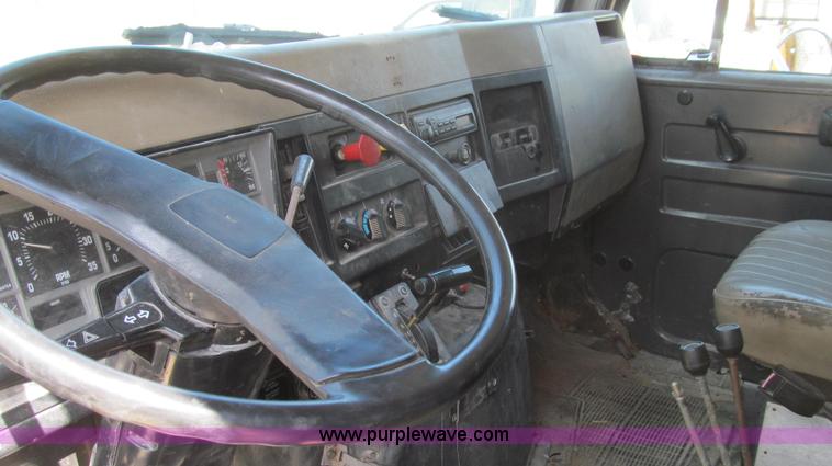 image for item E3863 1995 International 4900 dump truck