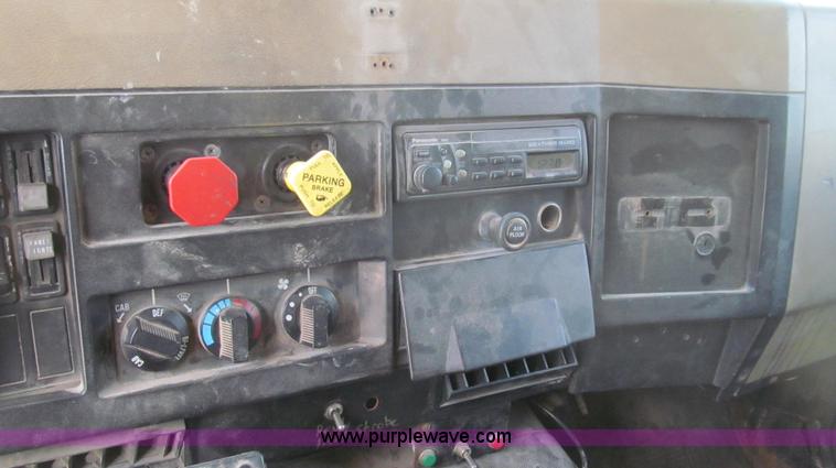 image for item E3863 1995 International 4900 dump truck