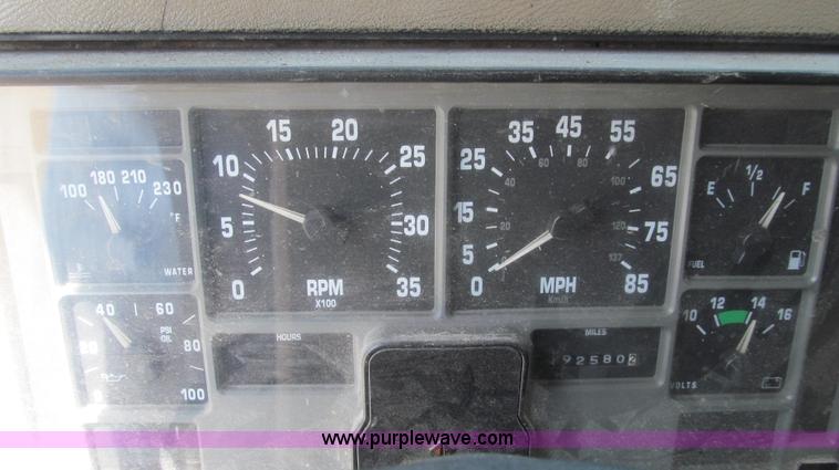 image for item E3863 1995 International 4900 dump truck