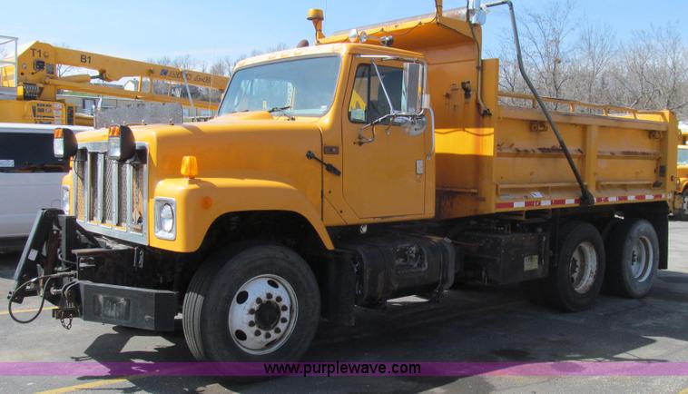 image for item E3864 2002 International 2554 dump truck