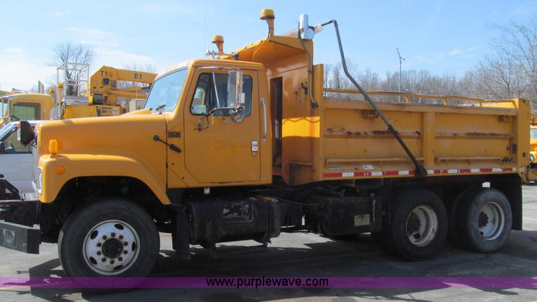 image for item E3864 2002 International 2554 dump truck
