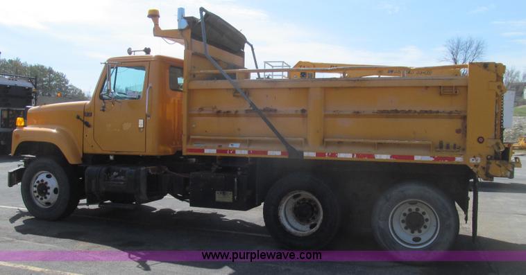 image for item E3864 2002 International 2554 dump truck