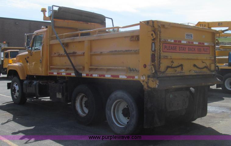 image for item E3864 2002 International 2554 dump truck