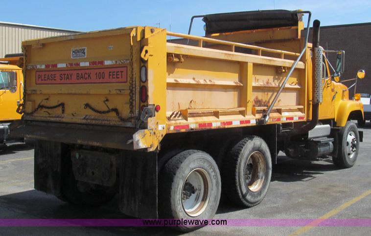 image for item E3864 2002 International 2554 dump truck