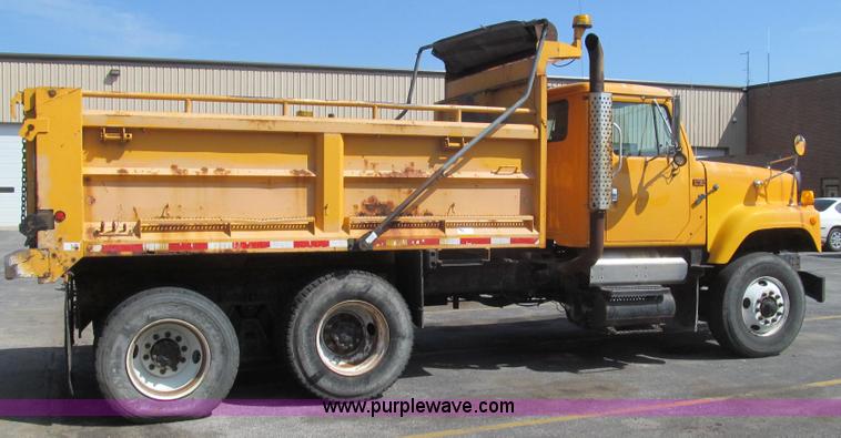 image for item E3864 2002 International 2554 dump truck
