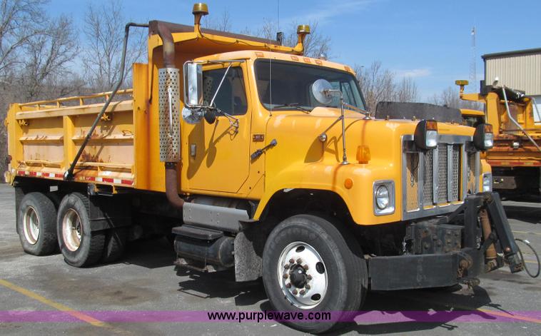image for item E3864 2002 International 2554 dump truck