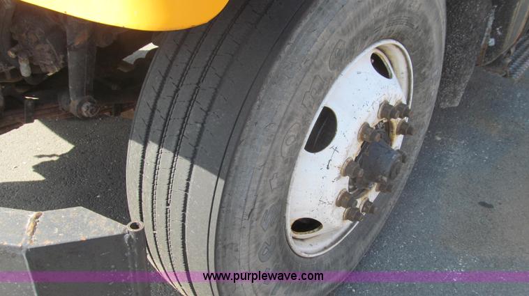 image for item E3864 2002 International 2554 dump truck