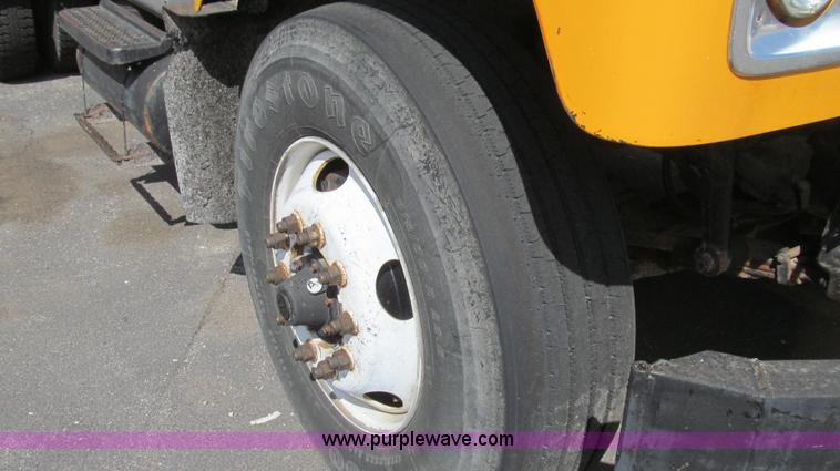 image for item E3864 2002 International 2554 dump truck