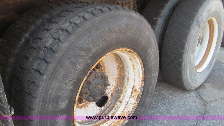 image for item E3864 2002 International 2554 dump truck