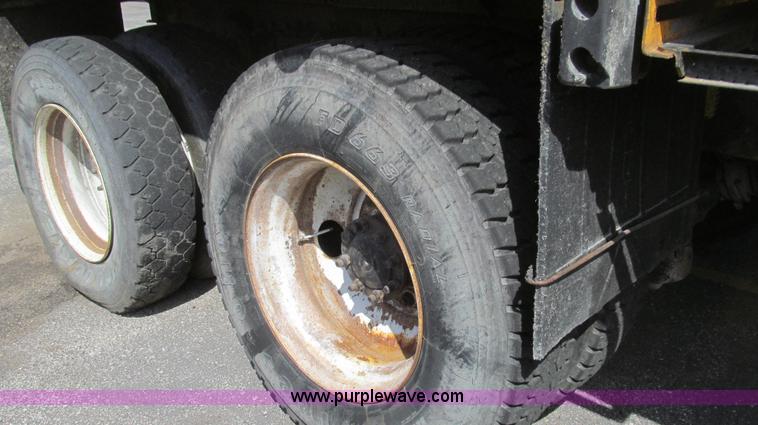 image for item E3864 2002 International 2554 dump truck