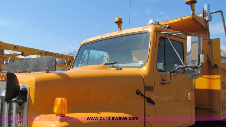 image for item E3864 2002 International 2554 dump truck