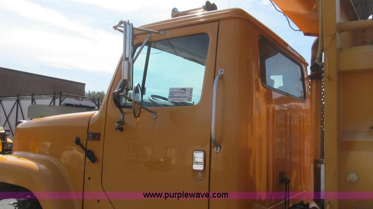 image for item E3864 2002 International 2554 dump truck