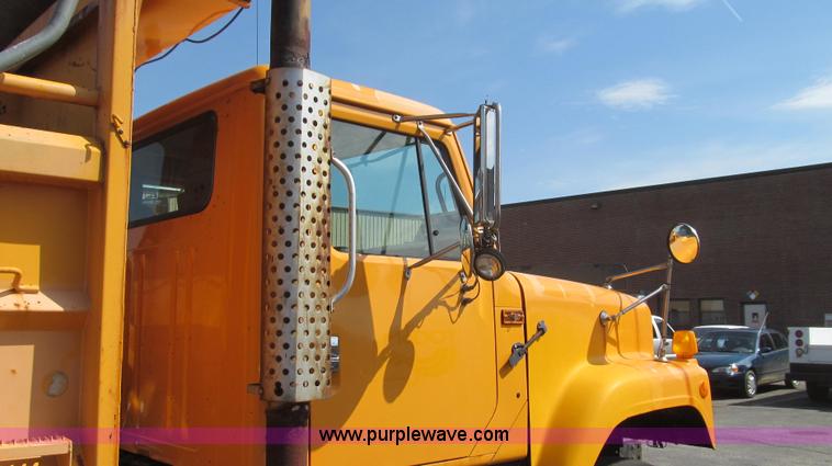 image for item E3864 2002 International 2554 dump truck