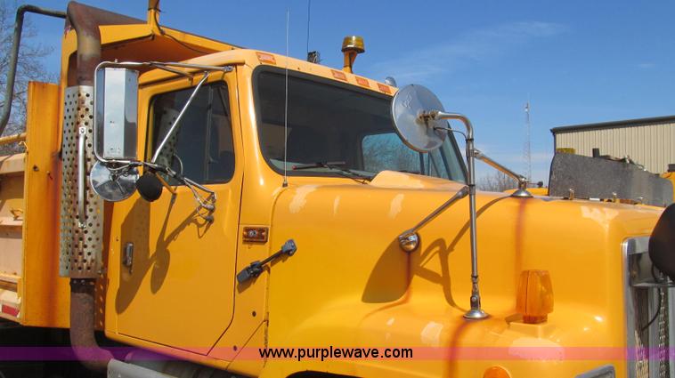 image for item E3864 2002 International 2554 dump truck