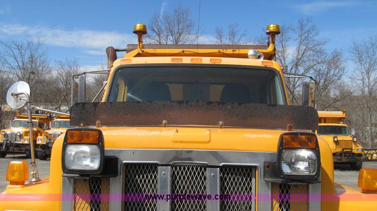 image for item E3864 2002 International 2554 dump truck