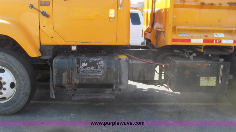 image for item E3864 2002 International 2554 dump truck