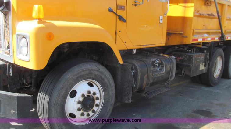 image for item E3864 2002 International 2554 dump truck