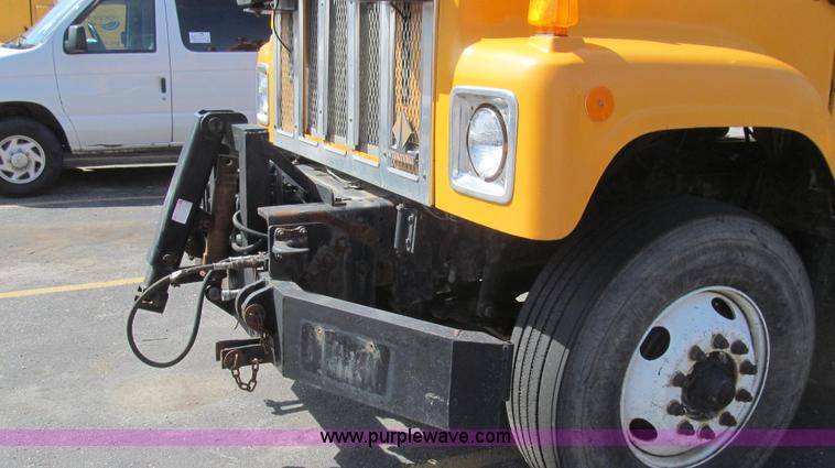image for item E3864 2002 International 2554 dump truck