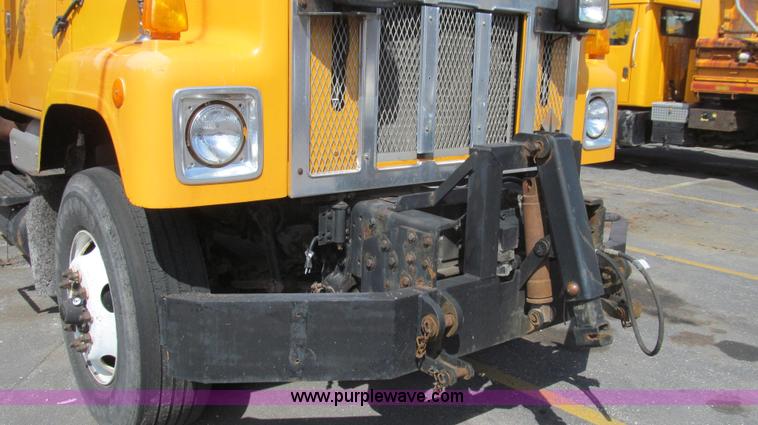 image for item E3864 2002 International 2554 dump truck