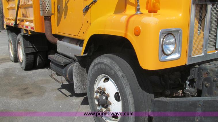 image for item E3864 2002 International 2554 dump truck