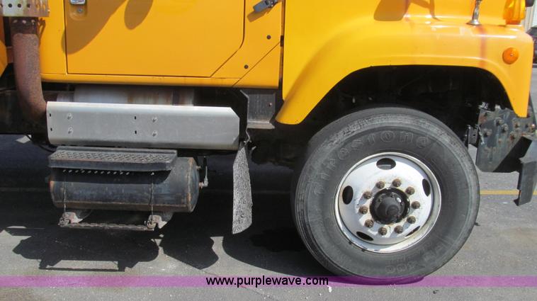 image for item E3864 2002 International 2554 dump truck